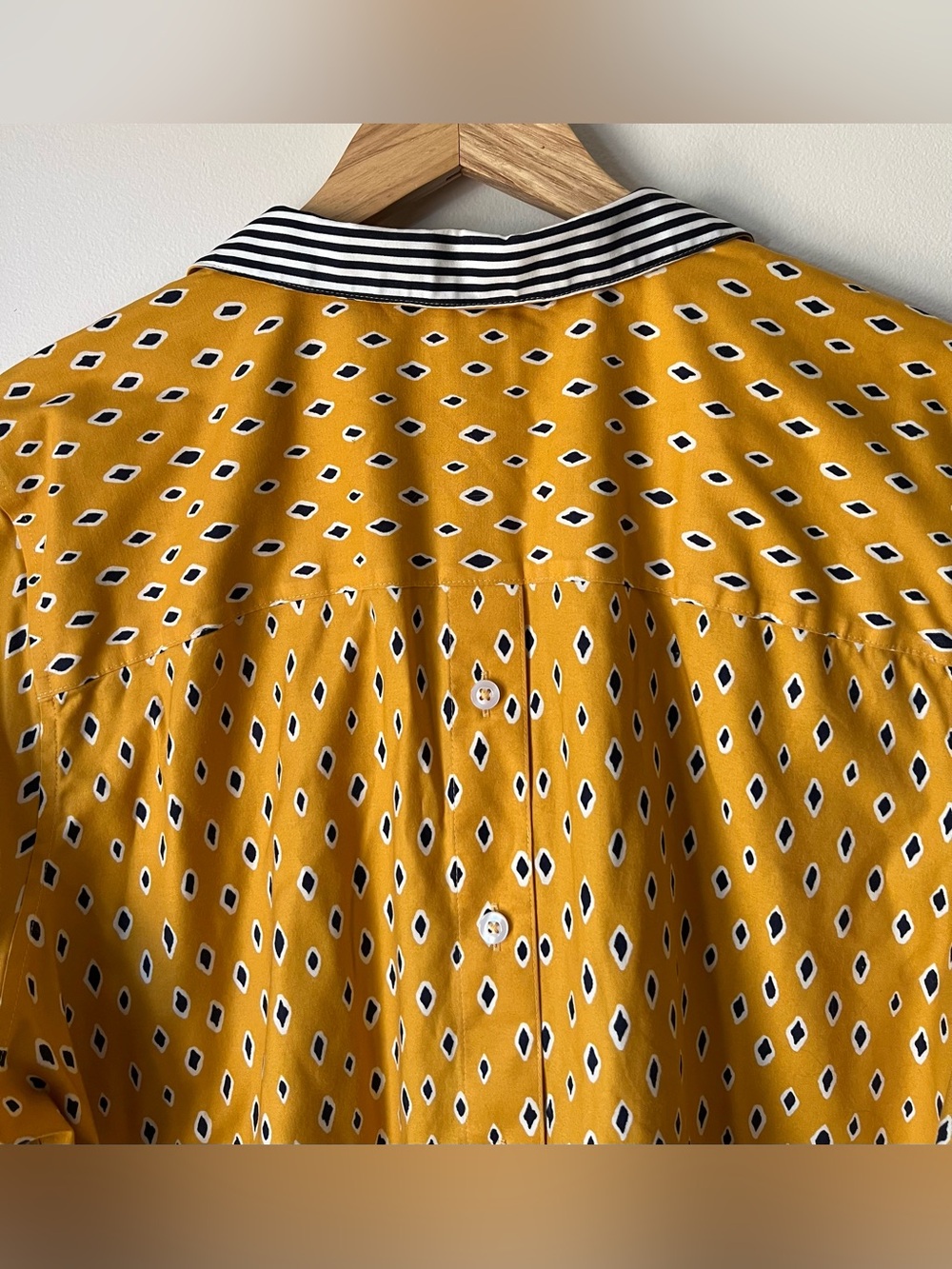 Chico’s Women’s No Iron Button Back Diamond Tunic Marigold Navy Size XL - Picture 7 of 10